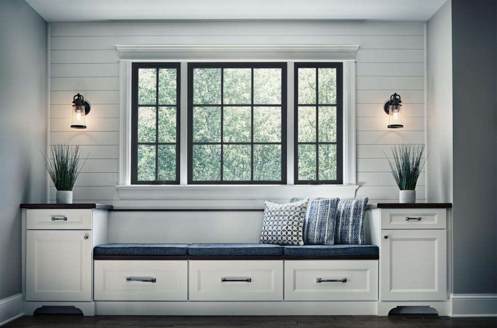 Interior con ventanas de madera